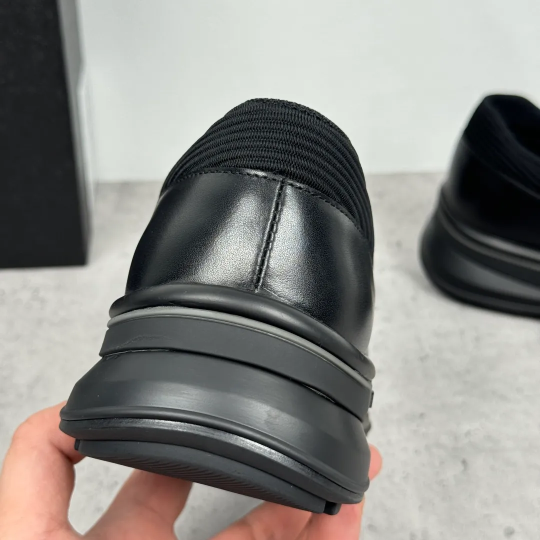 Batch 700 Prada/Prada men's matte leather thick-soled lightweight loafers! Casual fit, lightweight rubber sole slip-on driving shoes, matte calfskin wrapped around the entire upper, front body in pebbled calfskin/soft cloth, two styles available! Decorated with genuine leather buckle, front decorative details of PRADA silver letters, genuine leather feet, classic silver letter logo badge details, technical mesh lining, push-on opening and closing method, convenient and comfortable, cool and breathable! Paired with a lightweight, sporty functional thick sole, it is extremely comfortable on the feet and will not be tiring after long-term wear. It is available in multiple colors to meet different matching needs and comes with a complete package! Size: 39-40-41-42-43-44 Leather shoe size Item number: 2EE915 leather cloth black